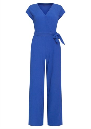 Tidløs blå crepet jumpsuit i klassisk sort med v-hals og bindebånd fra Smashed Lemon